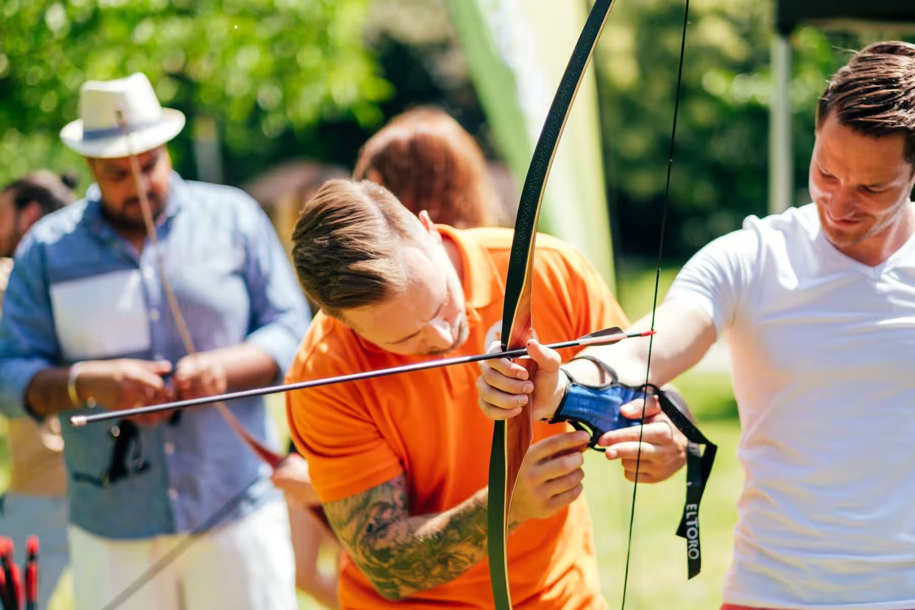 Firmenevent Bogenschießen NRW - Teilnehmende mit Equipment